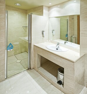 Shower, hair dryer, bidet, towels - B&B Hotel Madrid Arganda (Arganda del Rey)