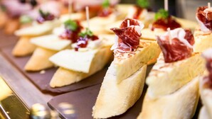 Déjeuner, dîner et souper servis sur place