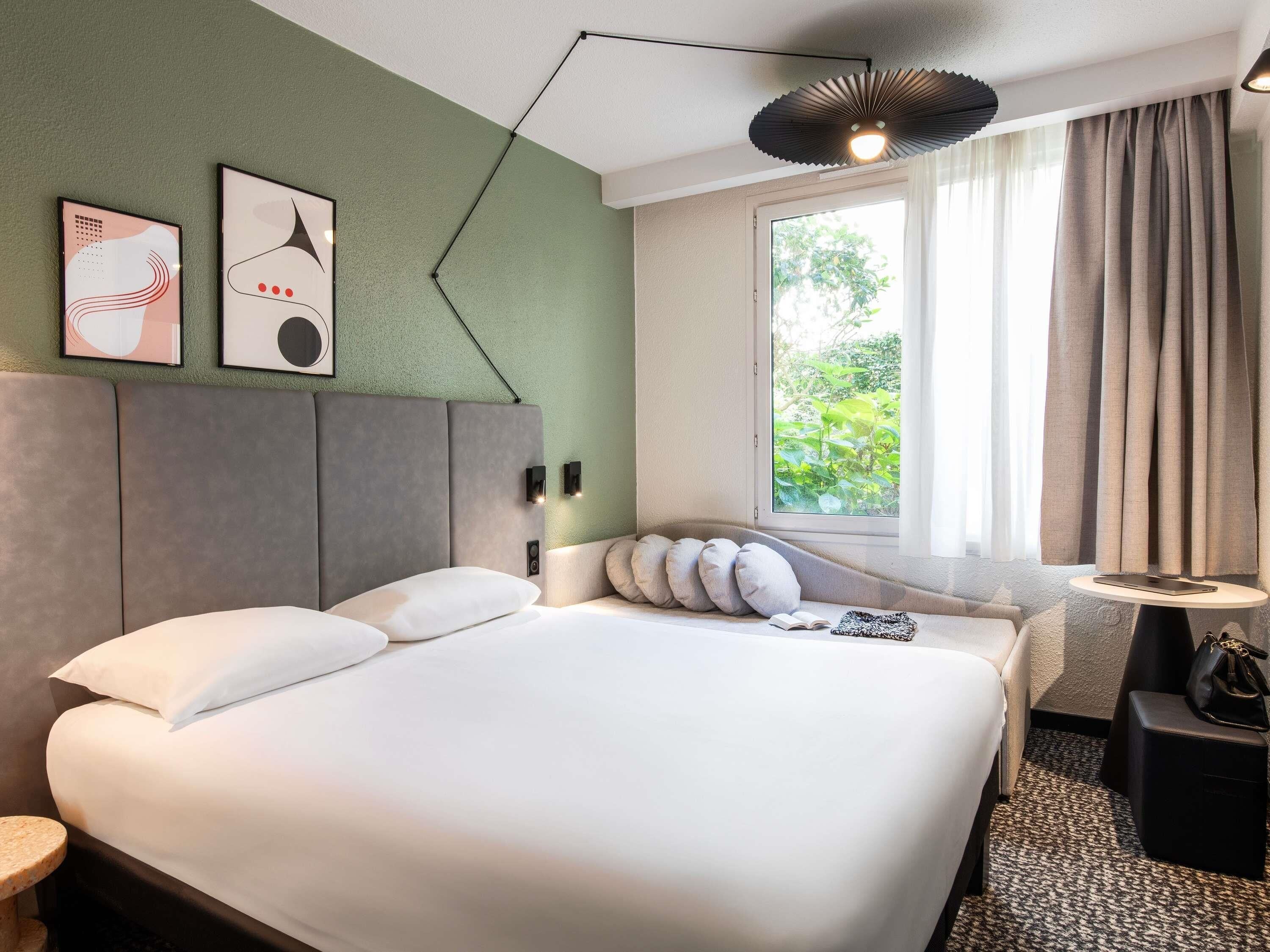 Literie de qualité supérieure, bureau, rideaux occultants