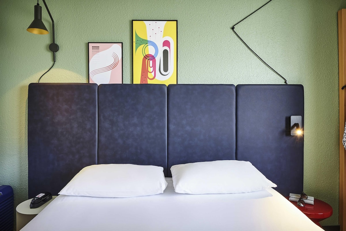 Ropa de cama de alta calidad, escritorio y cortinas blackout
