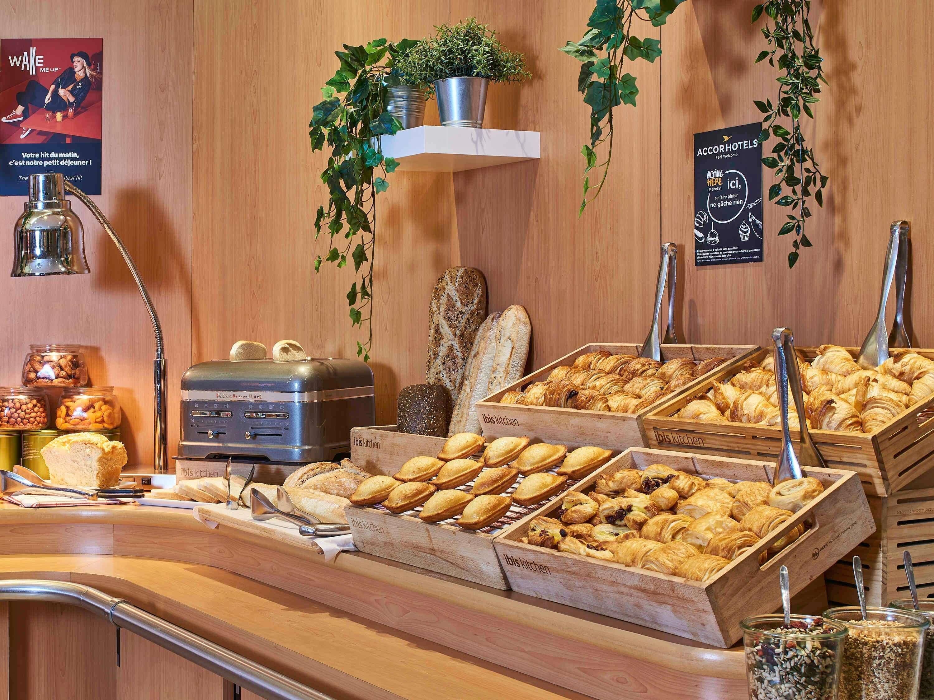 Petit déjeuner buffet (13.9 EUR par personne)