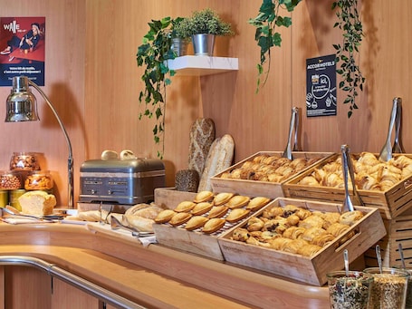 Daily buffet breakfast for a fee. ibis Paris Avenue d'Italie 13ème