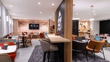 Tägliches Frühstücksbuffet (13.9 EUR pro Person)