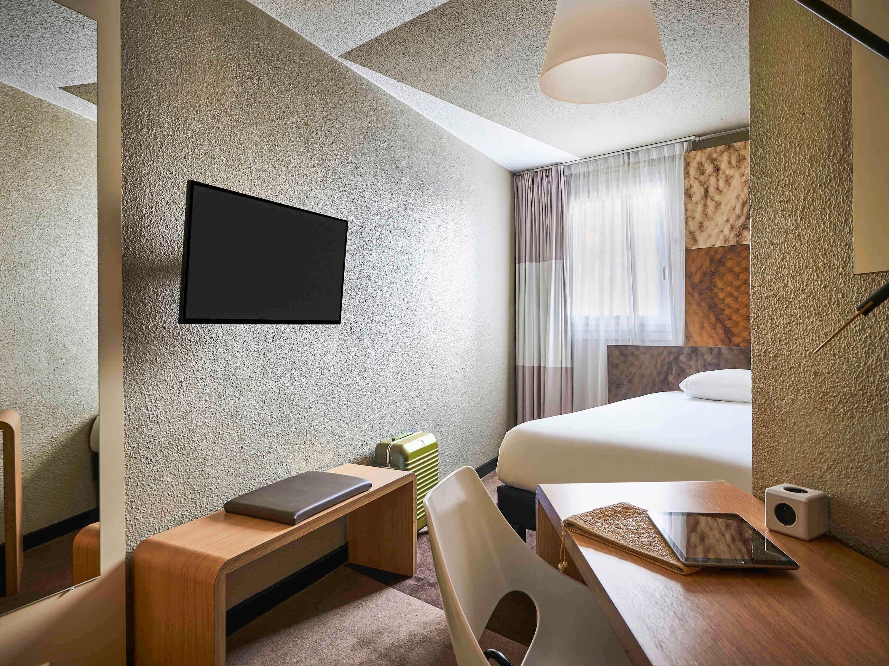 Habitación estándar, 1 cama individual | Ropa de cama de alta calidad, escritorio y cortinas blackout 