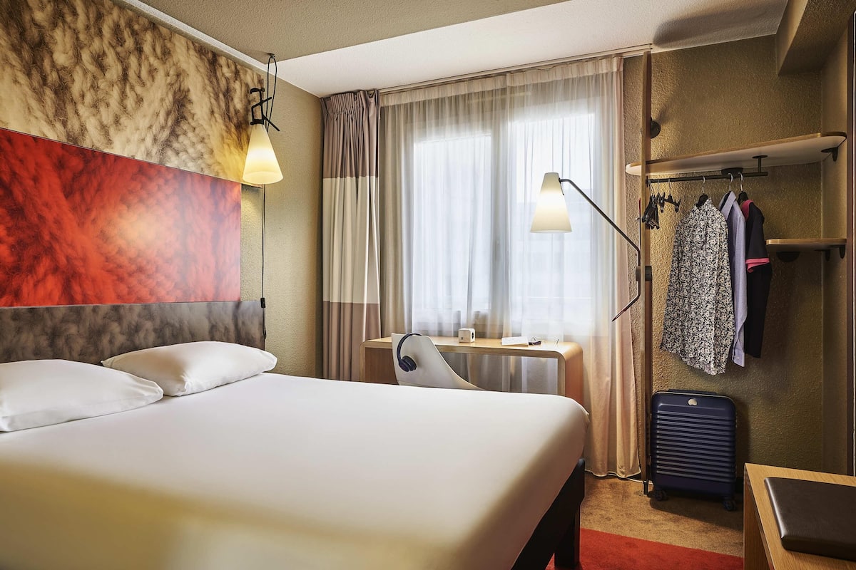 Habitación estándar, 1 cama doble | Ropa de cama de alta calidad, escritorio, cortinas opacas