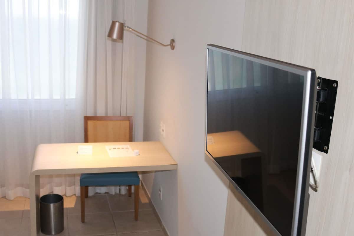 Minibar, Zimmersafe, Schreibtisch, Verdunkelungsvorhänge