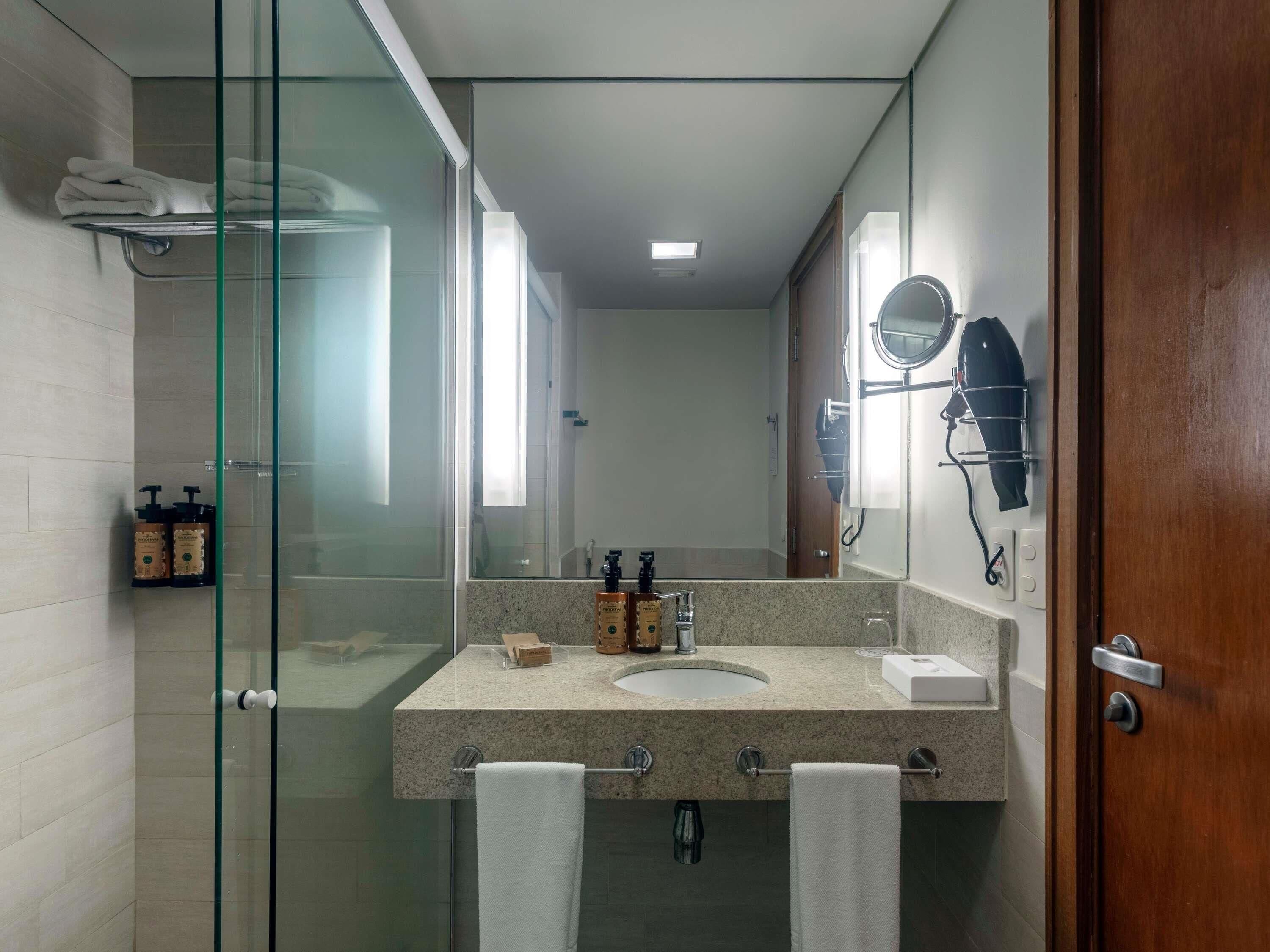 Minibar, caixa forta a l&#x27;habitació, escriptori i cortines opaques 