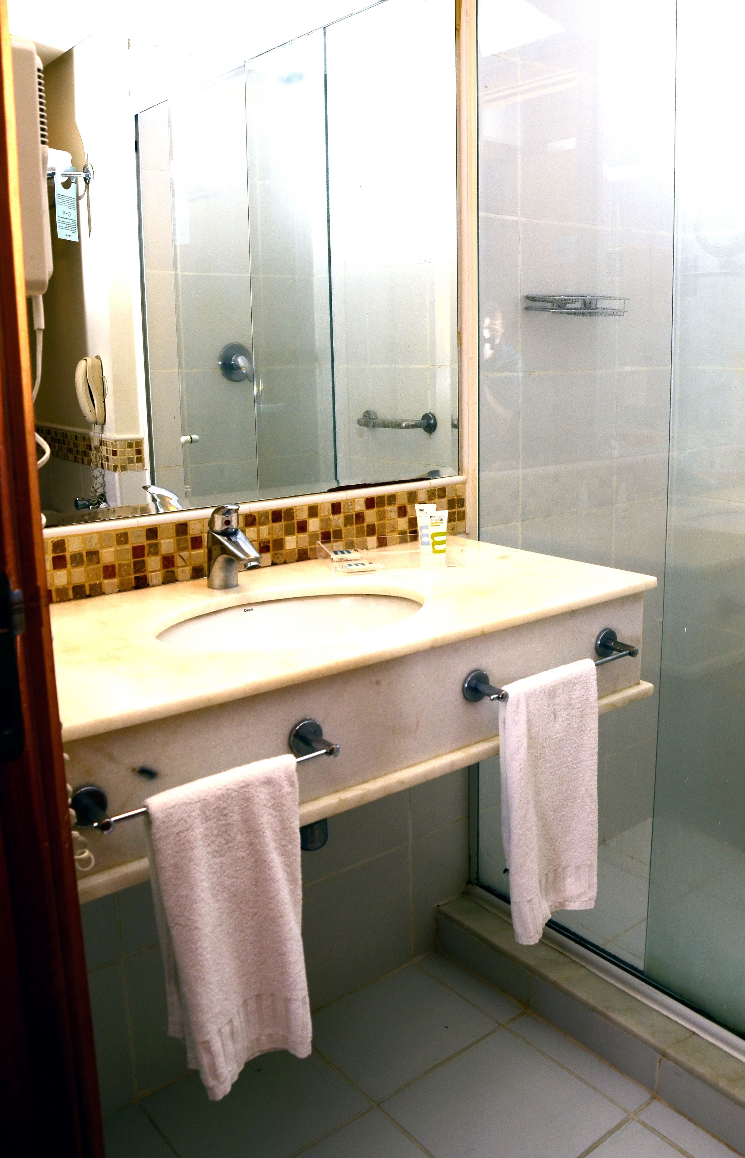standard room, 1 double bed | bathroom | shower, eco-friendly toiletries, hair dryer, towels
