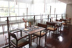 Petit déjeuner, déjeuner et dîner servis sur place