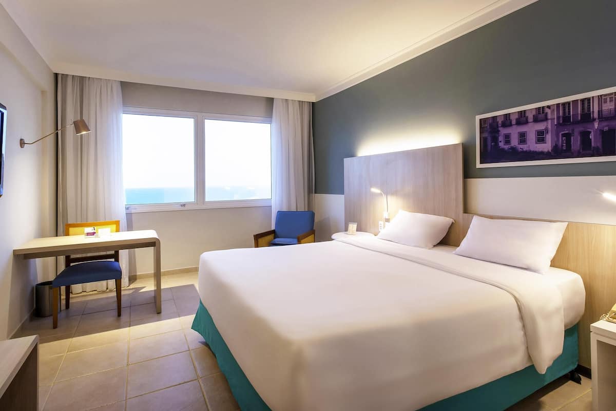 Standard Room, 1 Double Bed | Minibar, in-room safe, desk, blackout drapes