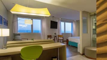 Minibar, coffres-forts dans les chambres, bureau, rideaux occultants