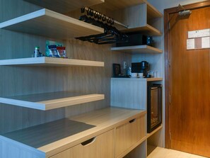 Minibar, in-room safe, desk, blackout curtains - Mercure Salvador Rio Vermelho Hotel (Salvador)