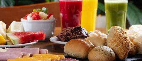 Una mesa llena de comida y bebida para el desayuno.