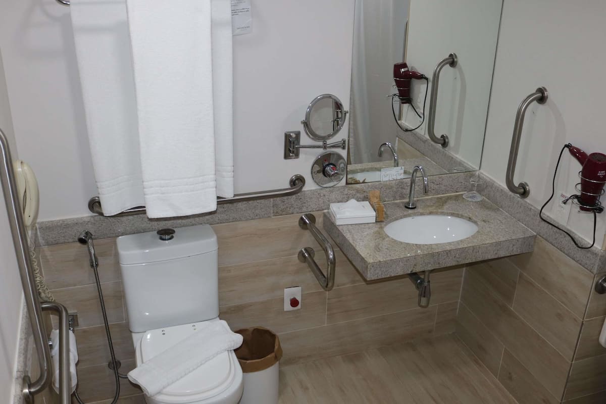 Standardzimmer, 1 Doppelbett, barrierefrei (Accessible) | Minibar, Zimmersafe, Schreibtisch, Verdunkelungsvorhänge