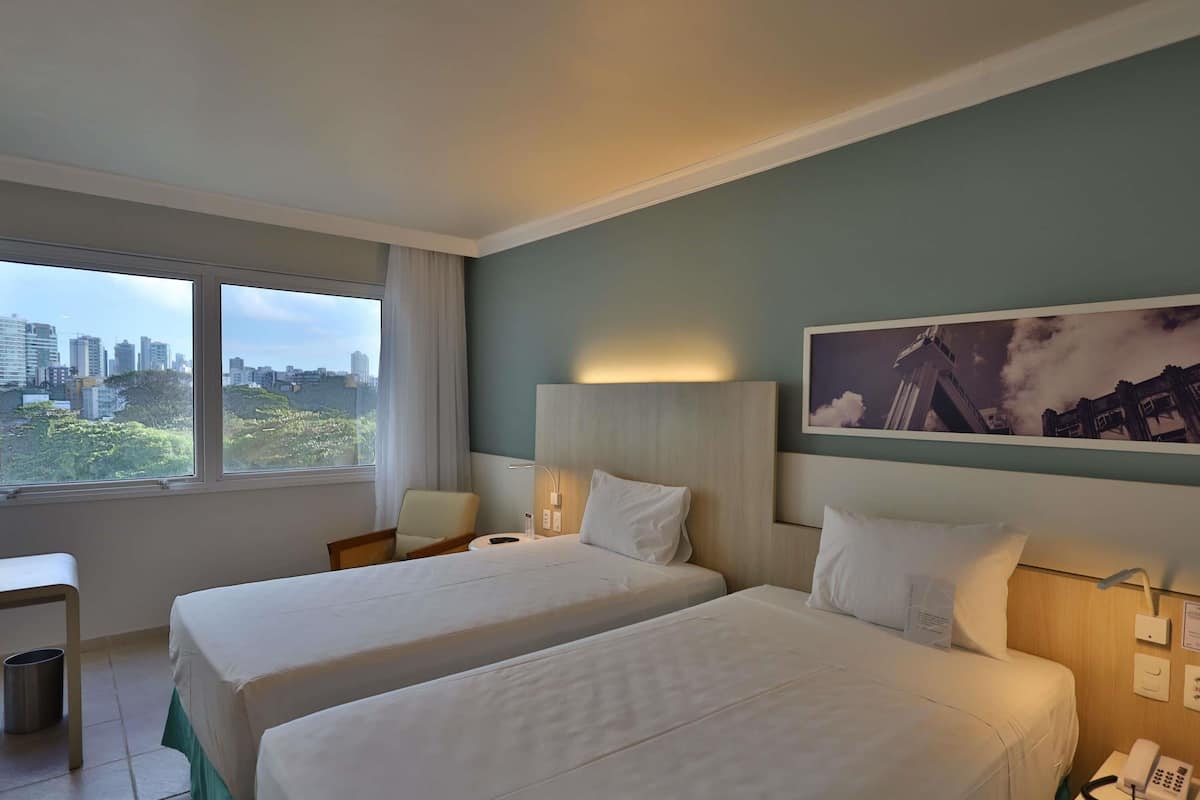 Frigobar, cofres nos quartos, escrivaninha, cortinas blackout