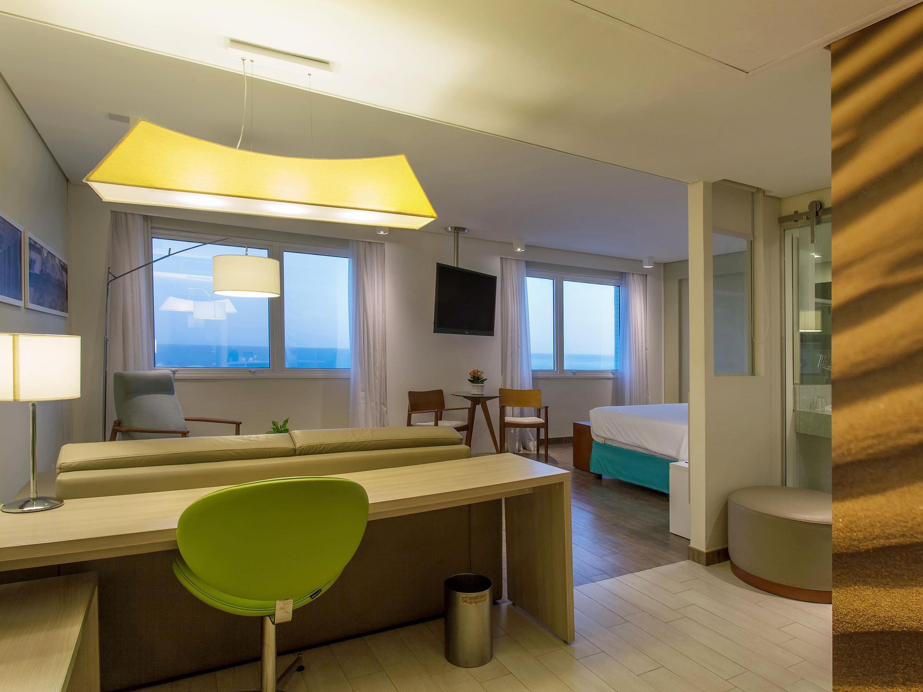 Minibar, coffres-forts dans les chambres, bureau, rideaux occultants