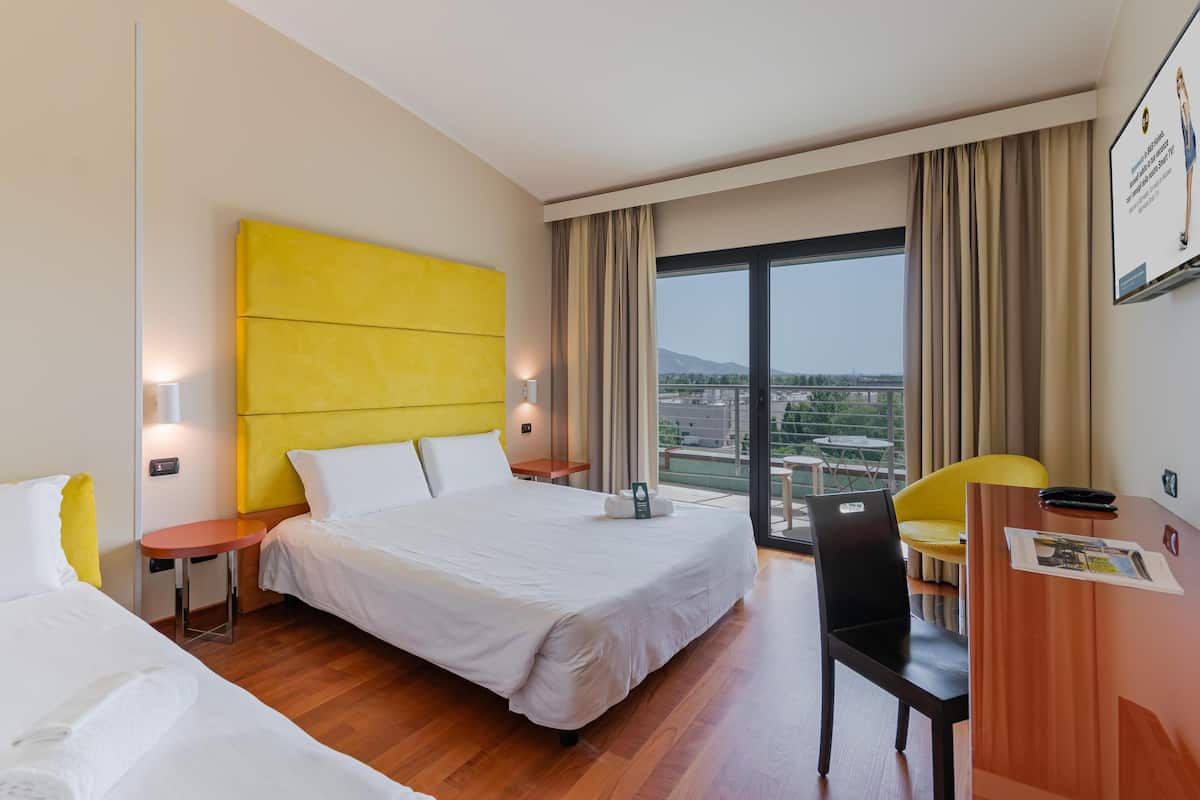 Driepersoonskamer, niet-roken, terras | Een kluis op de kamer, een bureau, geluiddichte muren, gratis wifi