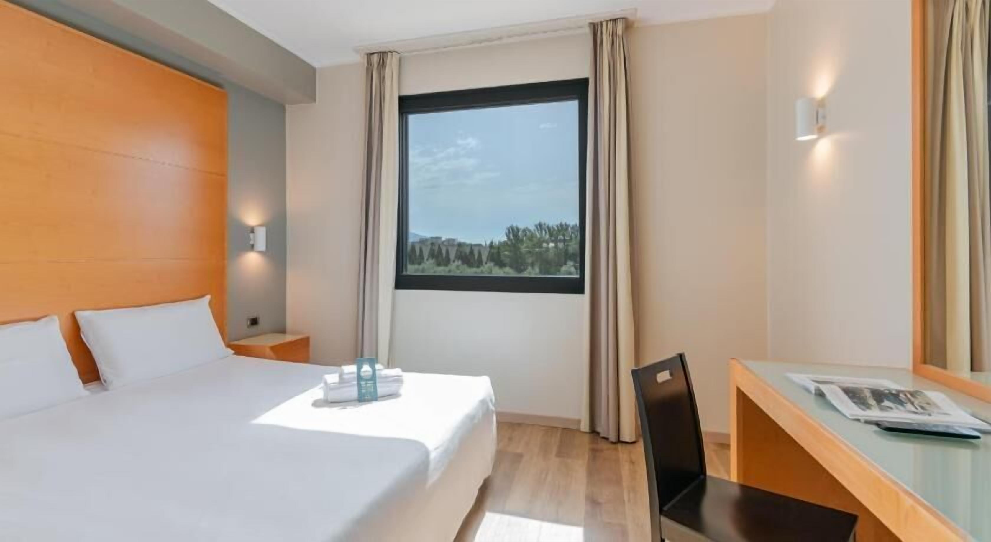 Caja fuerte, escritorio, sistema de insonorización y wifi gratis