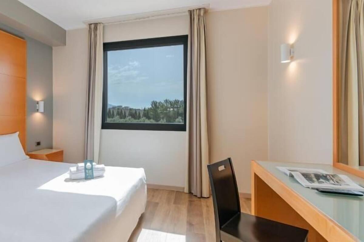 Caja de seguridad en la habitación y escritorio