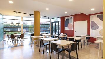 Tägliches Frühstücksbuffet (7.9 EUR pro Person)