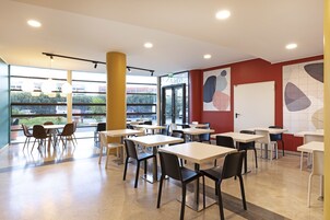 Se ofrece un desayuno bufé (7.9 EUR por persona)