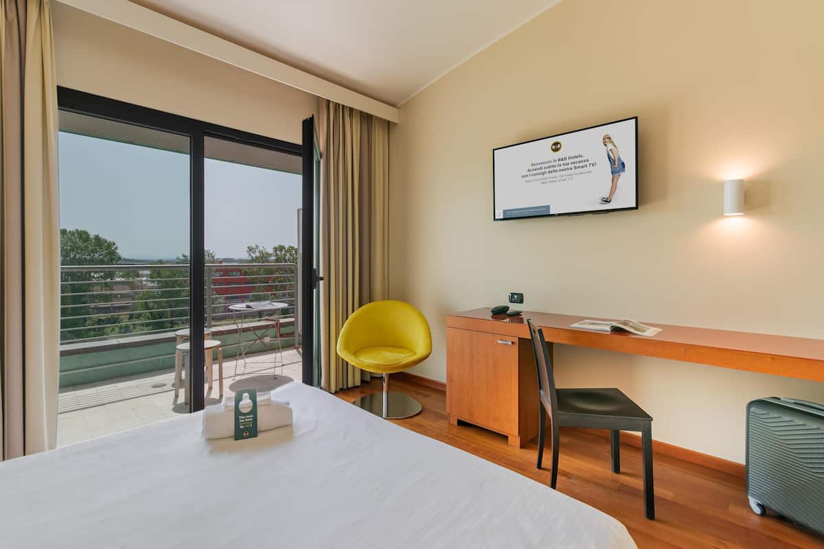 Een kluis op de kamer, een bureau, geluiddichte muren, gratis wifi