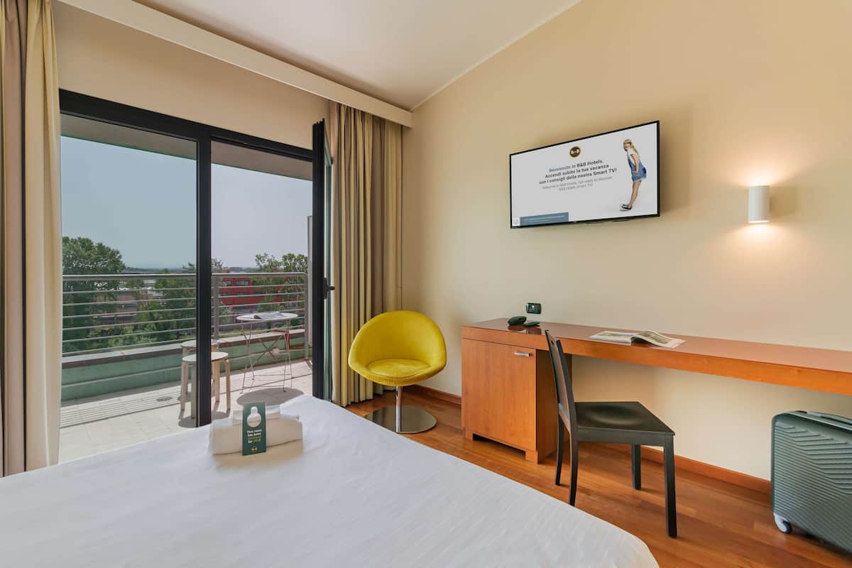 In-room safe, desk, soundproofing, free WiFi