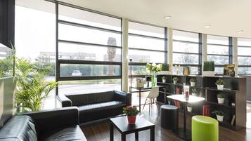 Coin salon dans le hall