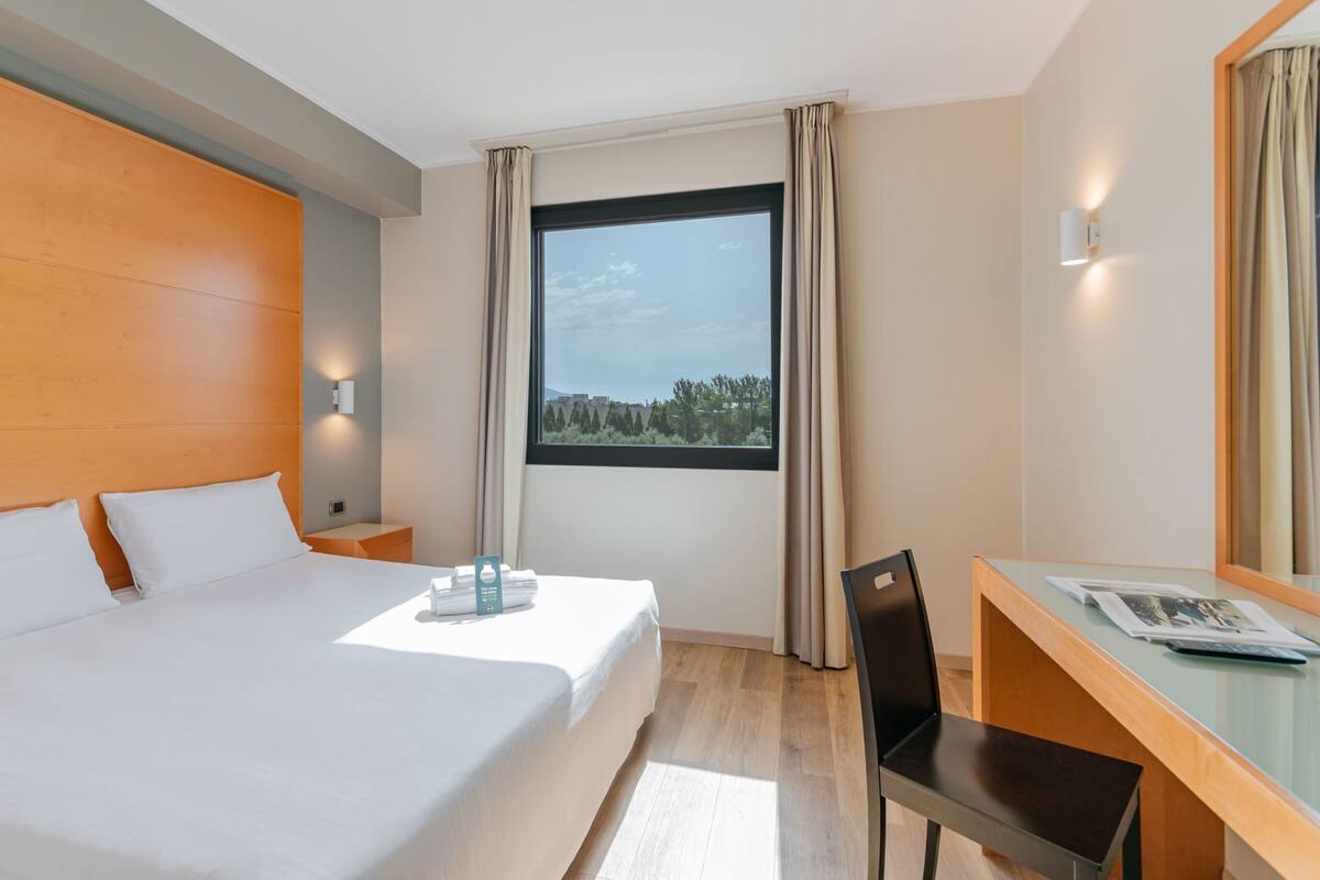 Caja de seguridad en la habitación y escritorio