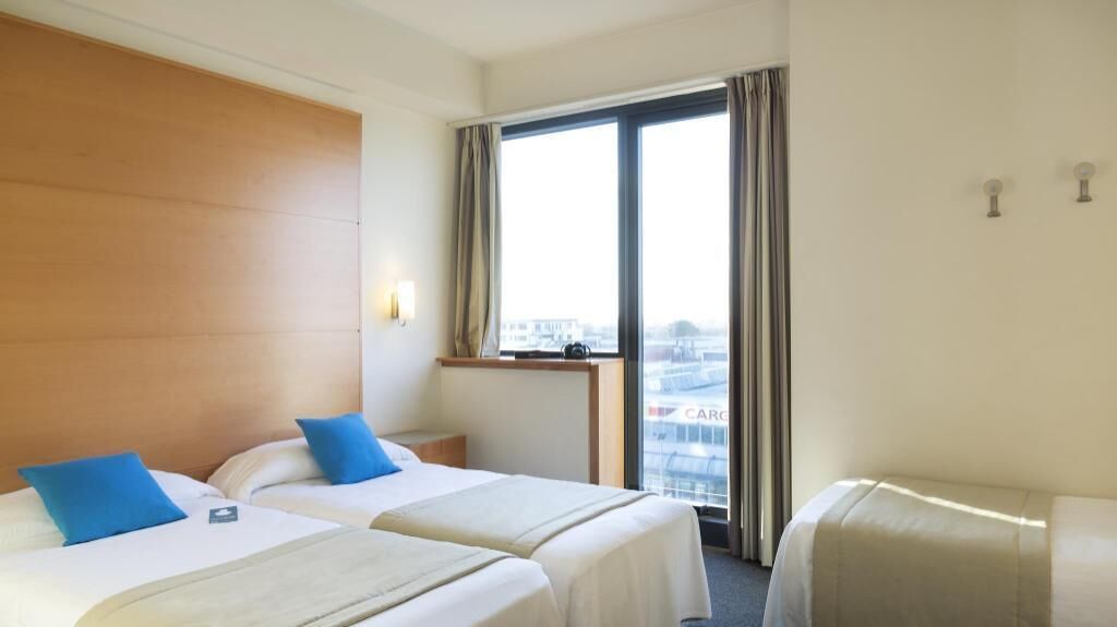 Caja fuerte, escritorio, sistema de insonorización y wifi gratis