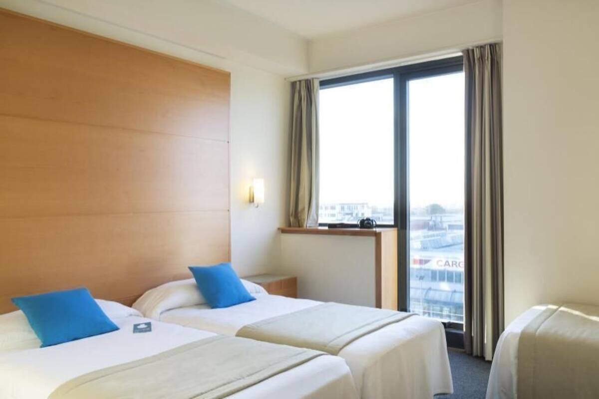 Caja de seguridad en la habitación y escritorio