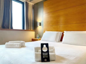 Caja de seguridad en la habitación y escritorio