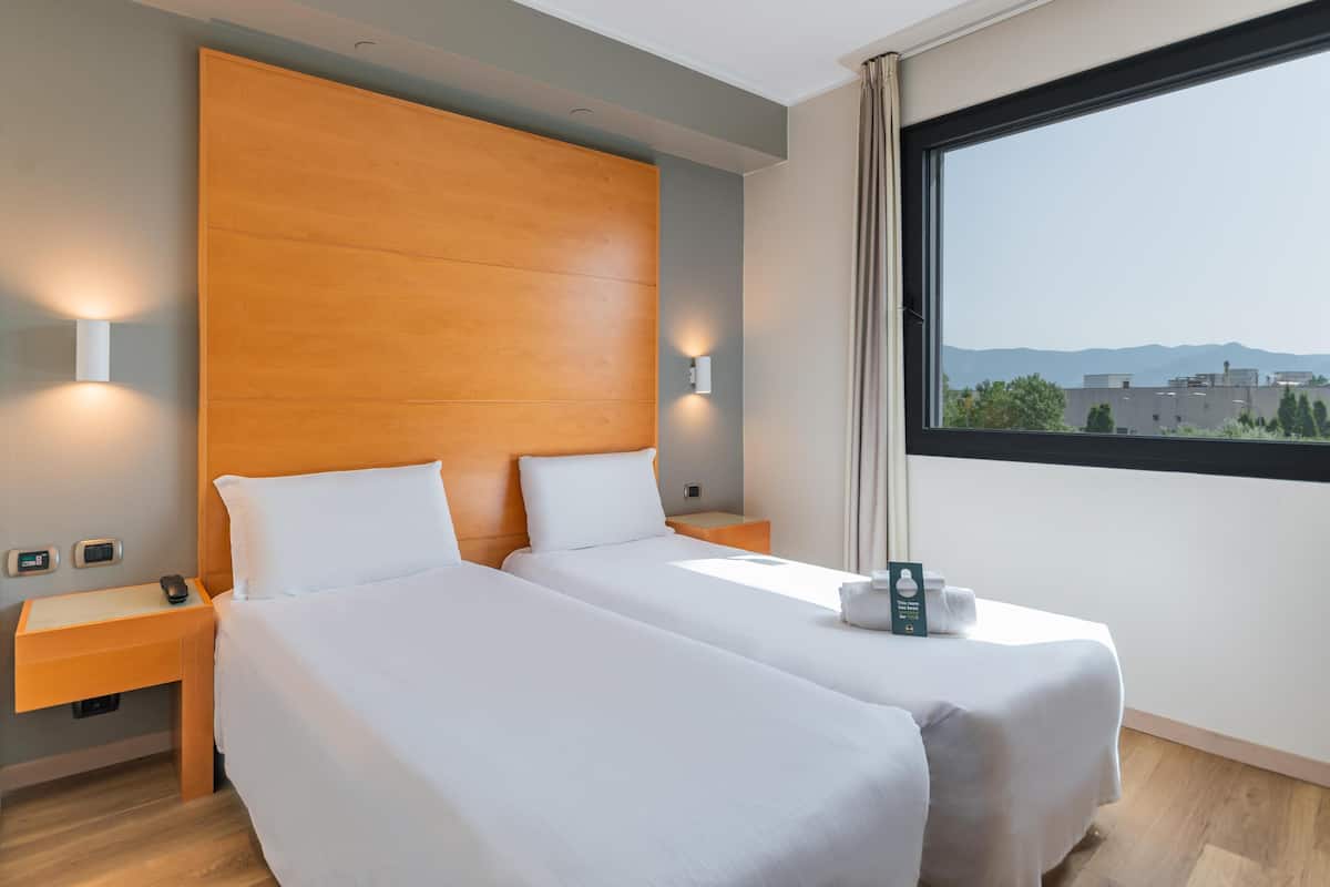 Twin kamer, niet-roken | Een kluis op de kamer, een bureau, geluiddichte muren, gratis wifi