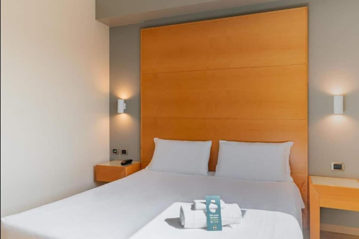 Cofres nos quartos, escrivaninha, quartos à prova de som