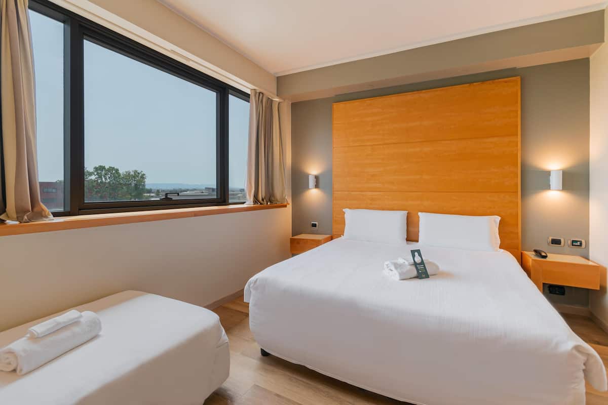 In-room safe, desk, soundproofing, free WiFi