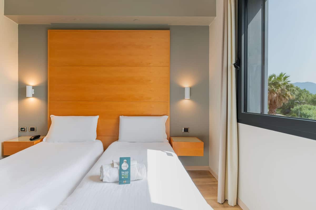 In-room safe, desk, soundproofing, free WiFi
