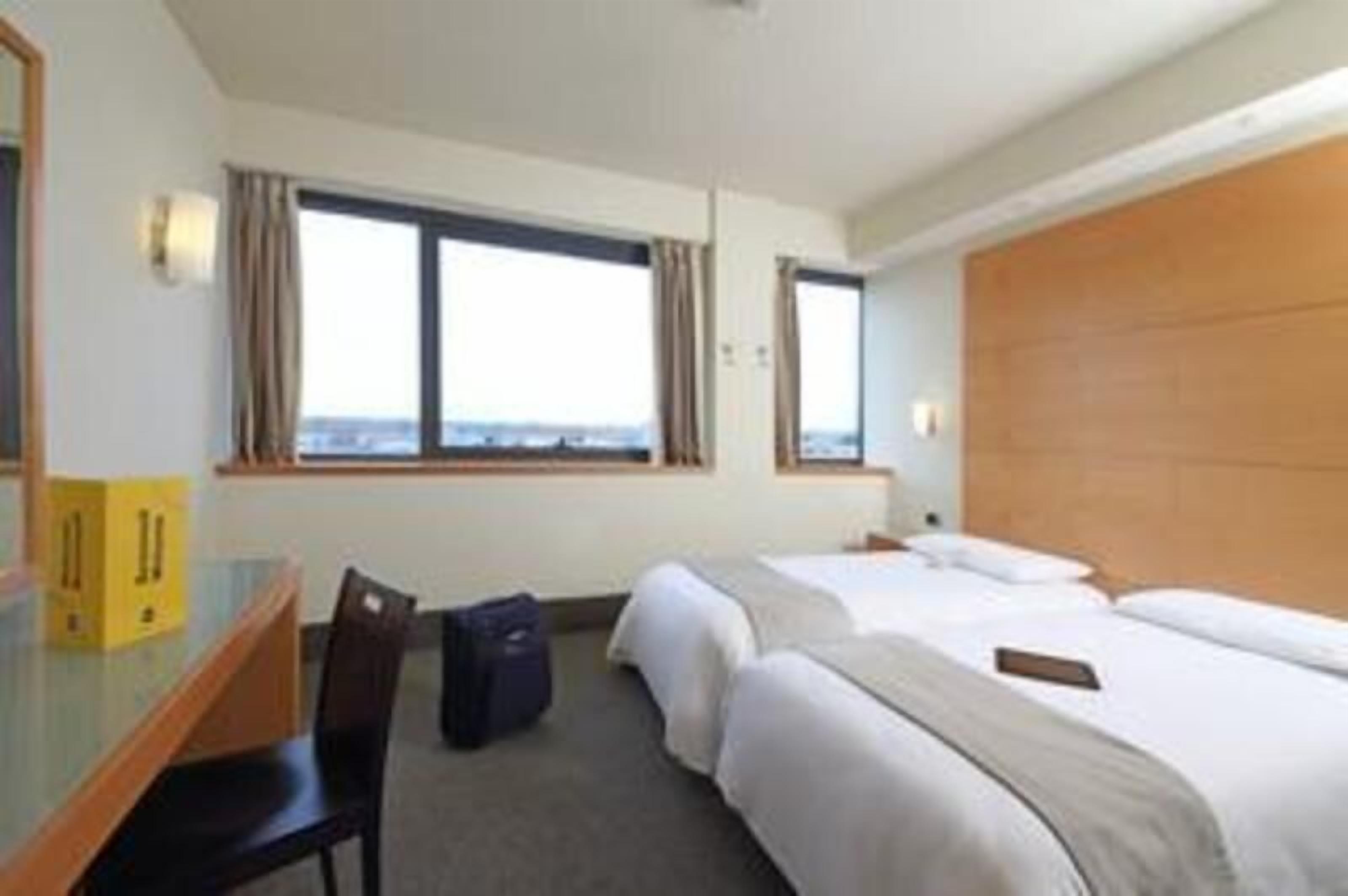 Caja fuerte, escritorio, sistema de insonorización y wifi gratis