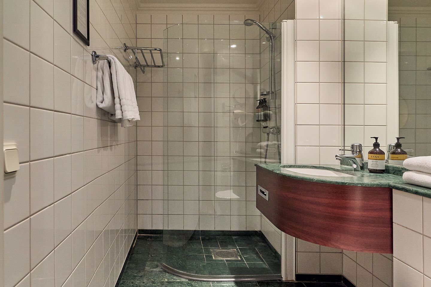 standard double room, ground floor | bathroom | free toiletries, hair dryer, towels