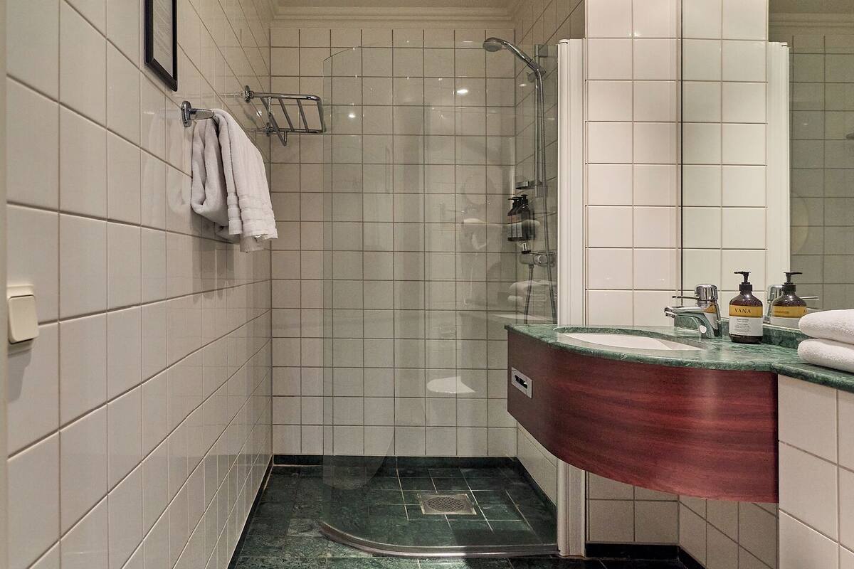 standard double room, ground floor | bathroom | free toiletries, hair dryer, towels