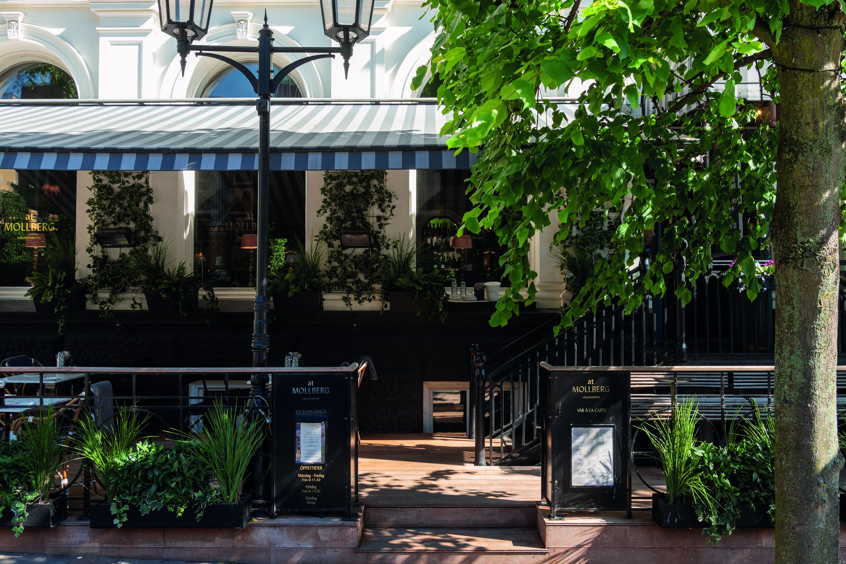 2 restaurants, breakfast, lunch, dinner served; british cuisine