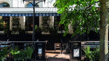 2 restauranter, der serverer morgenmad, frokost og aftensmad