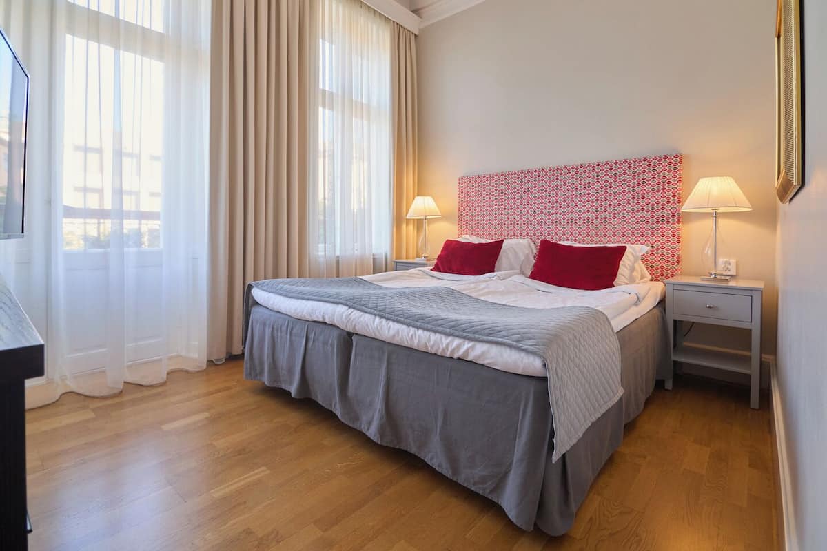 Suite junior | Minibar, caja de seguridad en la habitación y escritorio
