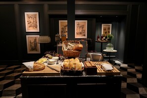 A buffet with various breads, pastries, and beverages. - Elite Hotel Mollberg (Helsingborg)