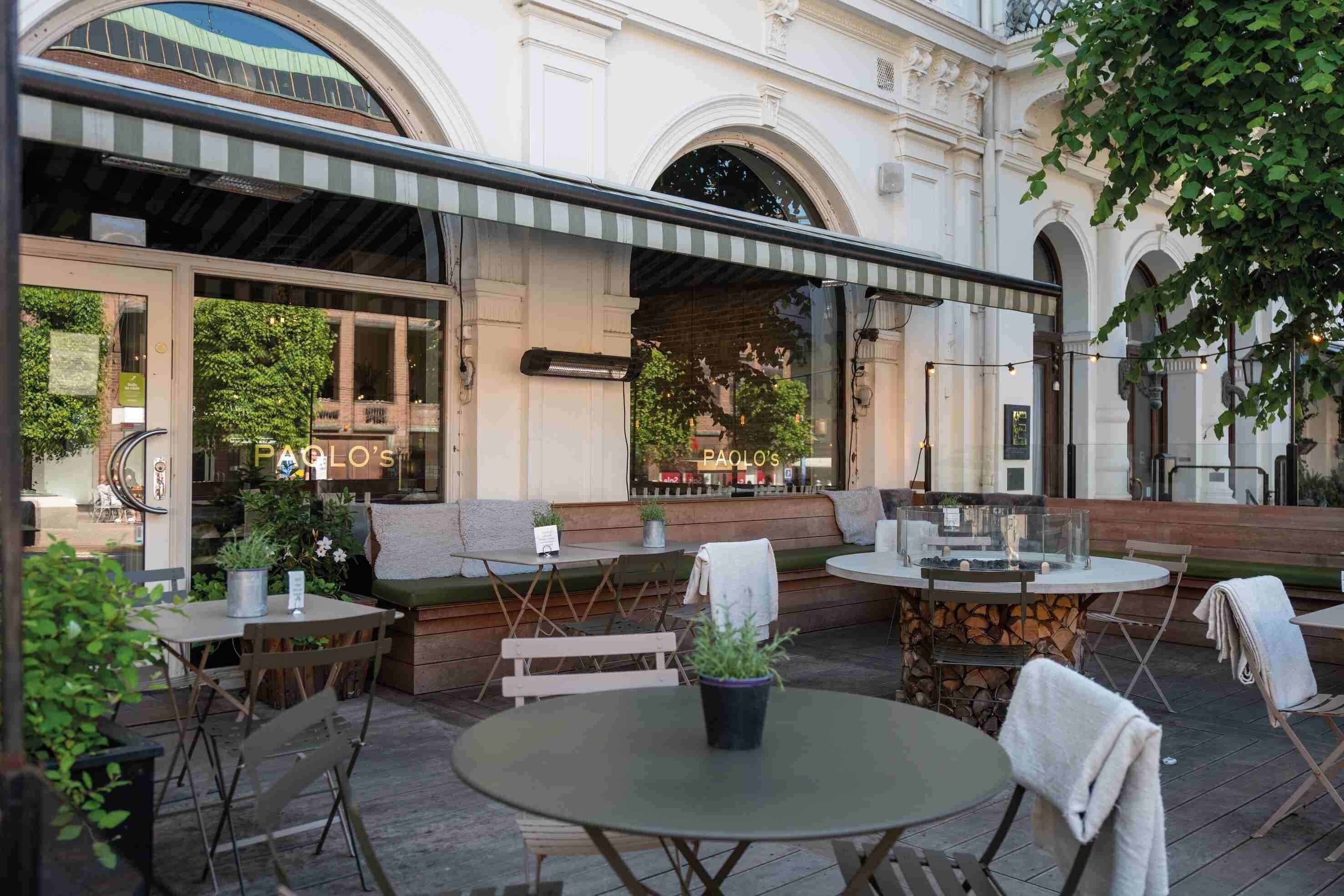 Här finns 2 restauranger som serverar frukost.