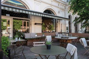 2 restaurants, breakfast, lunch, dinner served; British cuisine