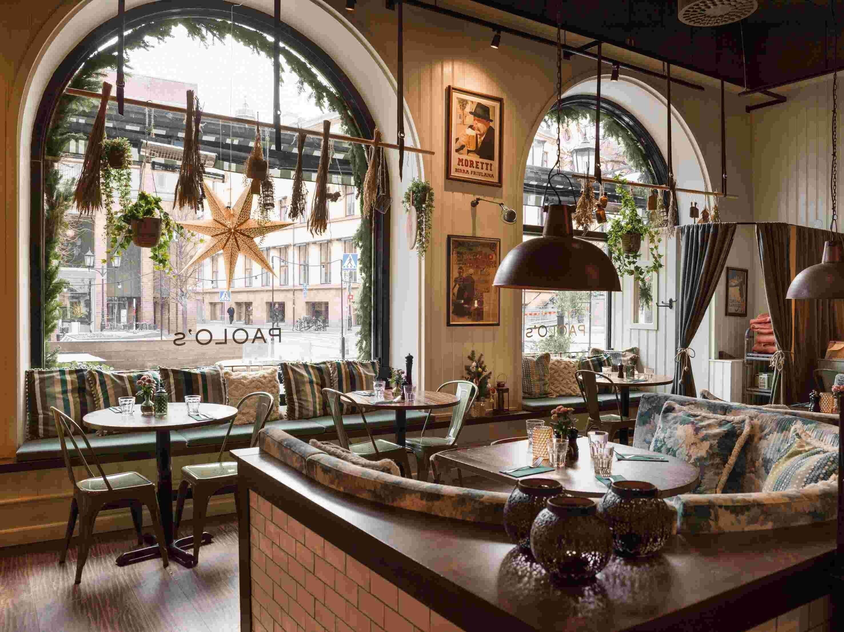 2 restaurants, breakfast, lunch, dinner served; british cuisine