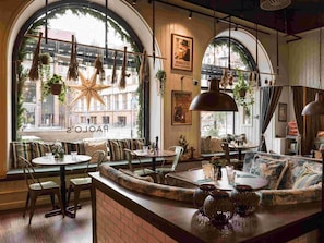 2 restaurants; breakfast, lunch and dinner served