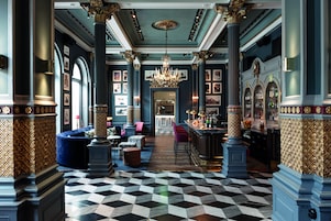 2 restaurants, breakfast, lunch, dinner served; British cuisine