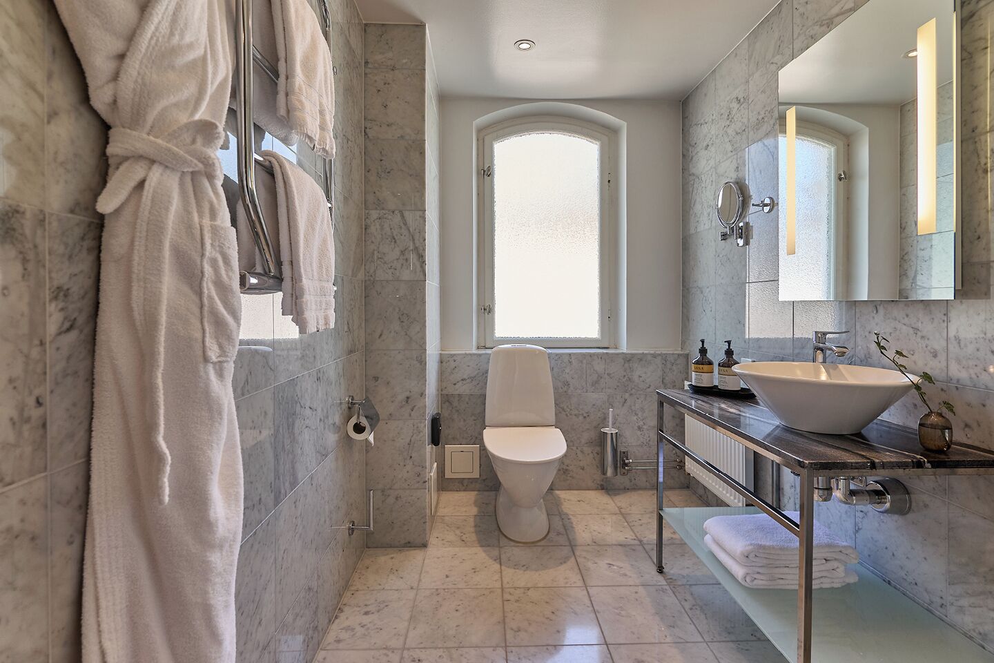 deluxe room | bathroom | free toiletries, hair dryer, towels