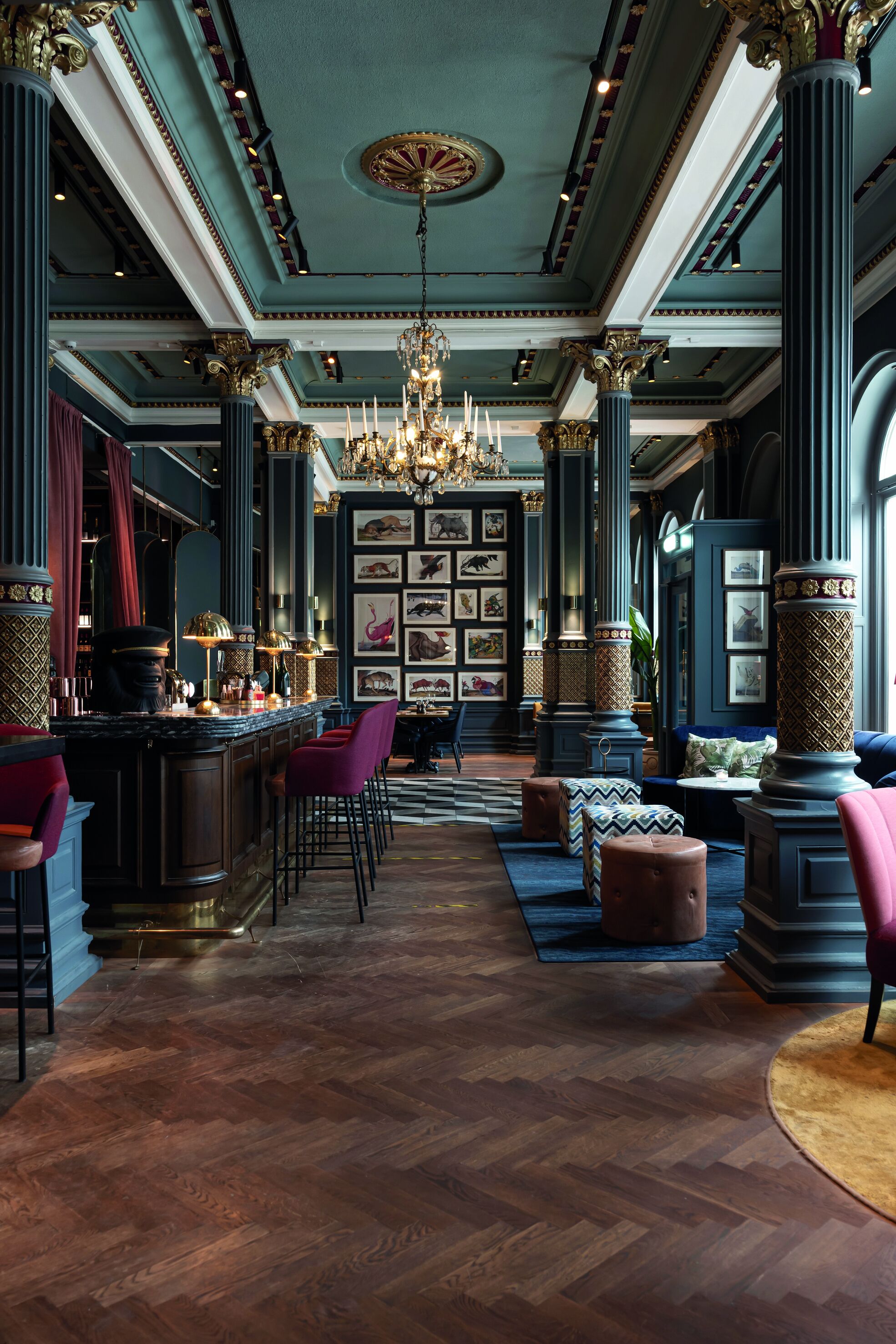 2 restaurantes, se sirven desayunos, comidas, cenas y cocina británica